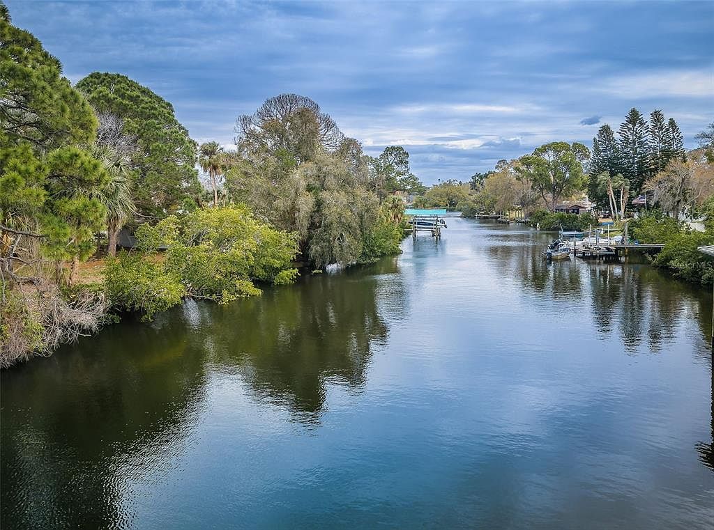 646 Riverside Dr Tarpon Springs, FL 34689 - Thumbnail 3