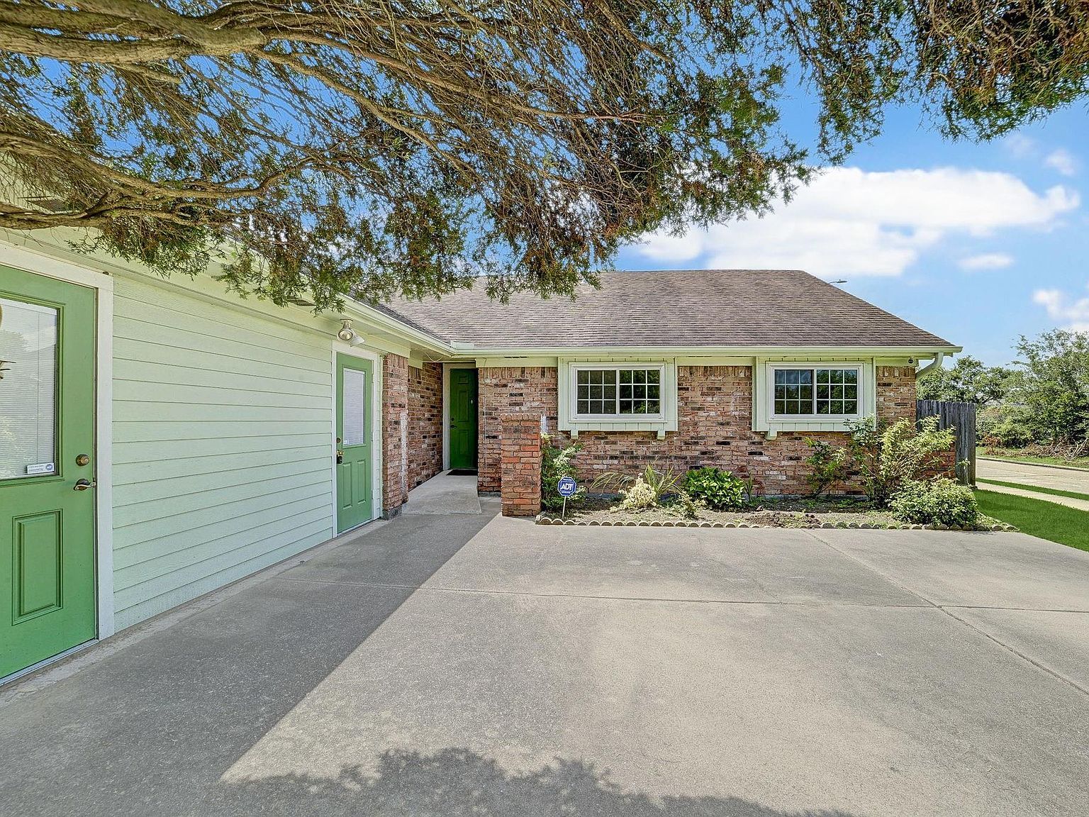 887 Silverpines Rd Houston, TX 77062 - Thumbnail 3