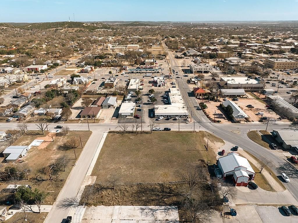 508 Clay St Kerrville, TX 78028 - Thumbnail 3