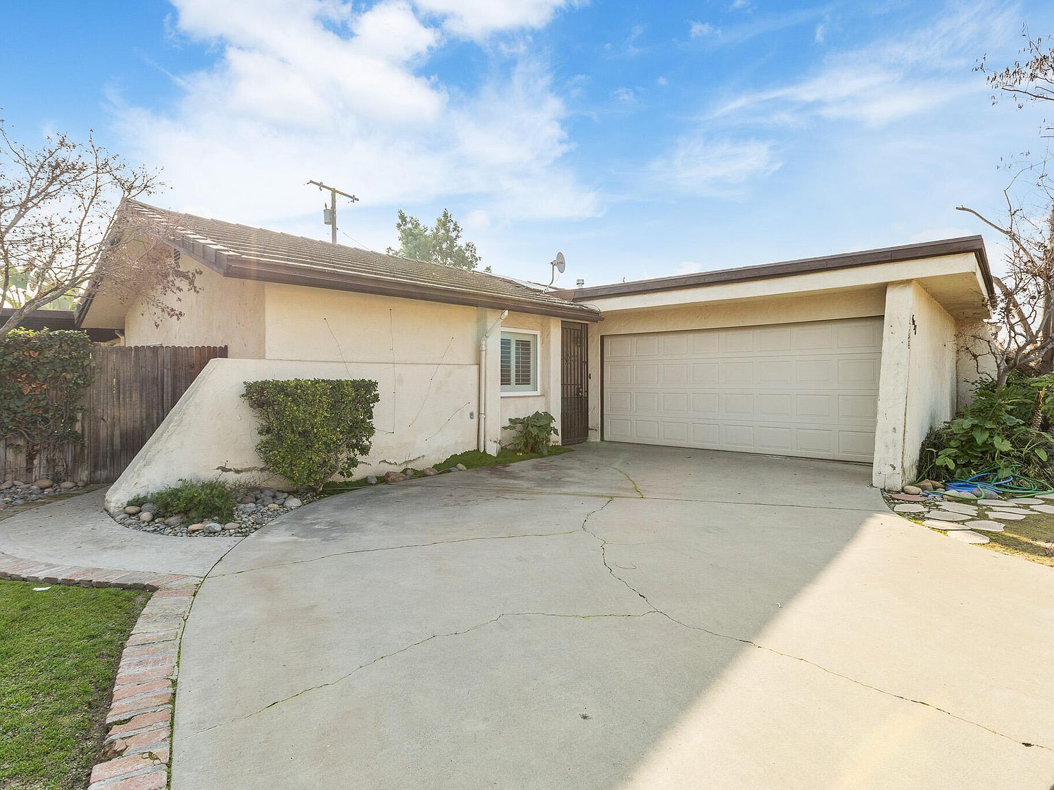 637 Village Green St Porterville, CA 93257 - Thumbnail 3