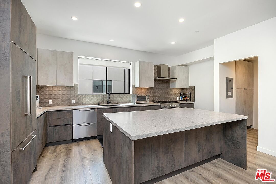 4724 N Village Court Ln Valley Village, CA 91607 - Thumbnail 3