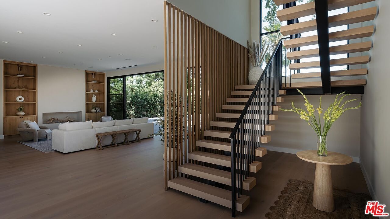 23346 Collins St Woodland Hills, CA 91367 - Thumbnail 3