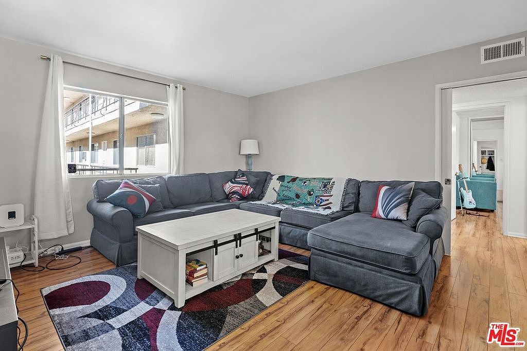 4358 Mammoth Ave APT 14 Sherman Oaks, CA 91423 - Thumbnail 3