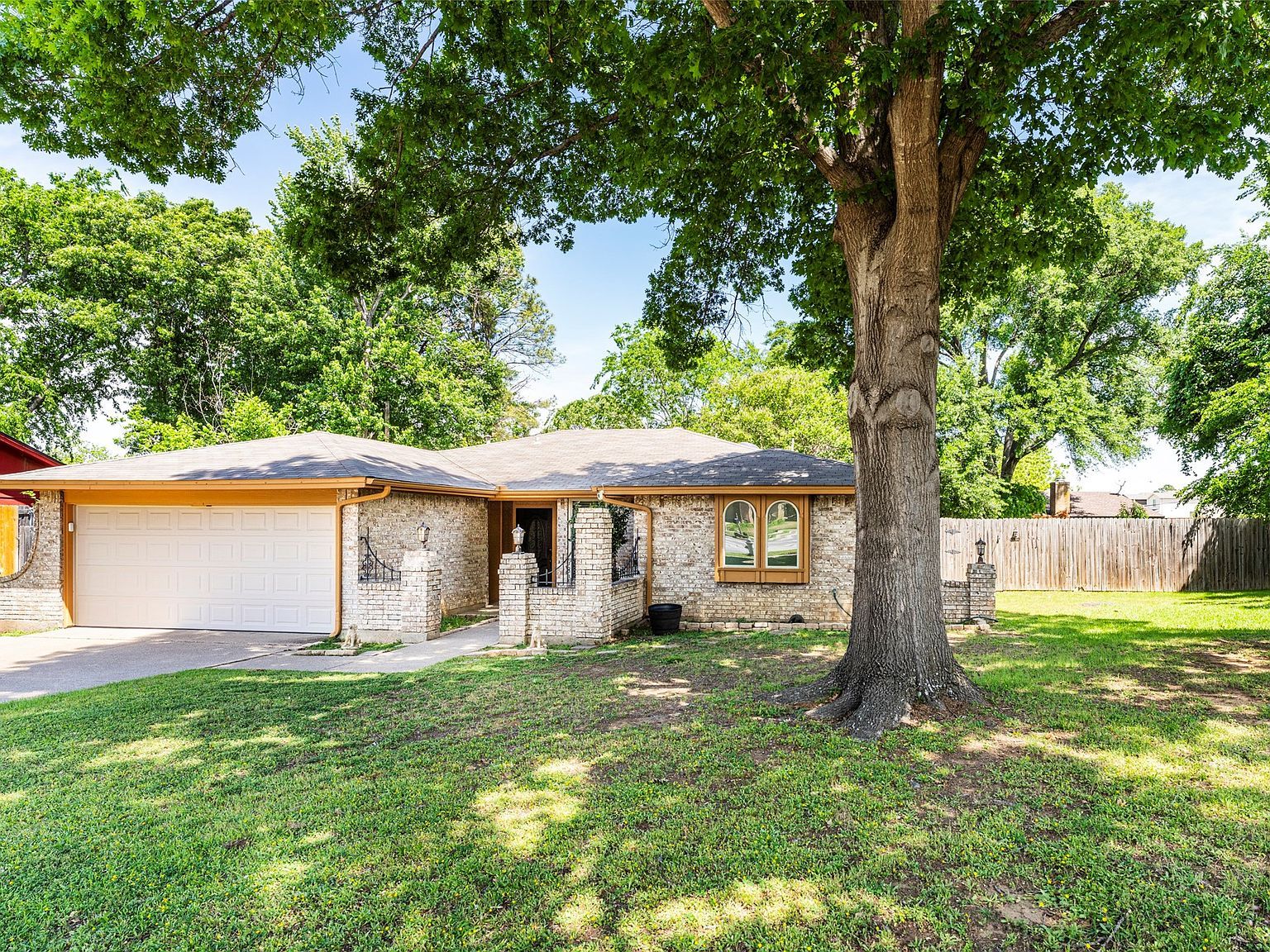 2303 Hazelwood Ct Arlington, TX 76015 - Thumbnail 3