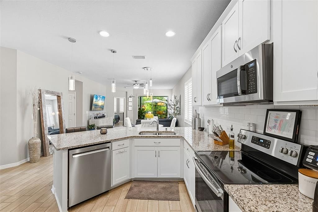 6017 Amberly Dr Bradenton, FL 34208 - Thumbnail 3