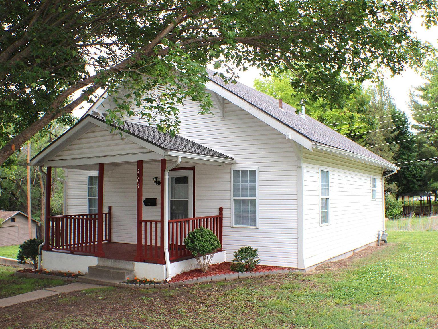 2504 SW Central Park Ave Topeka, KS 66611 - Thumbnail 3