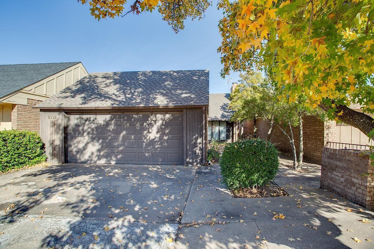 2126 Wilshire Dr Enid, OK 73703 - Thumbnail 3