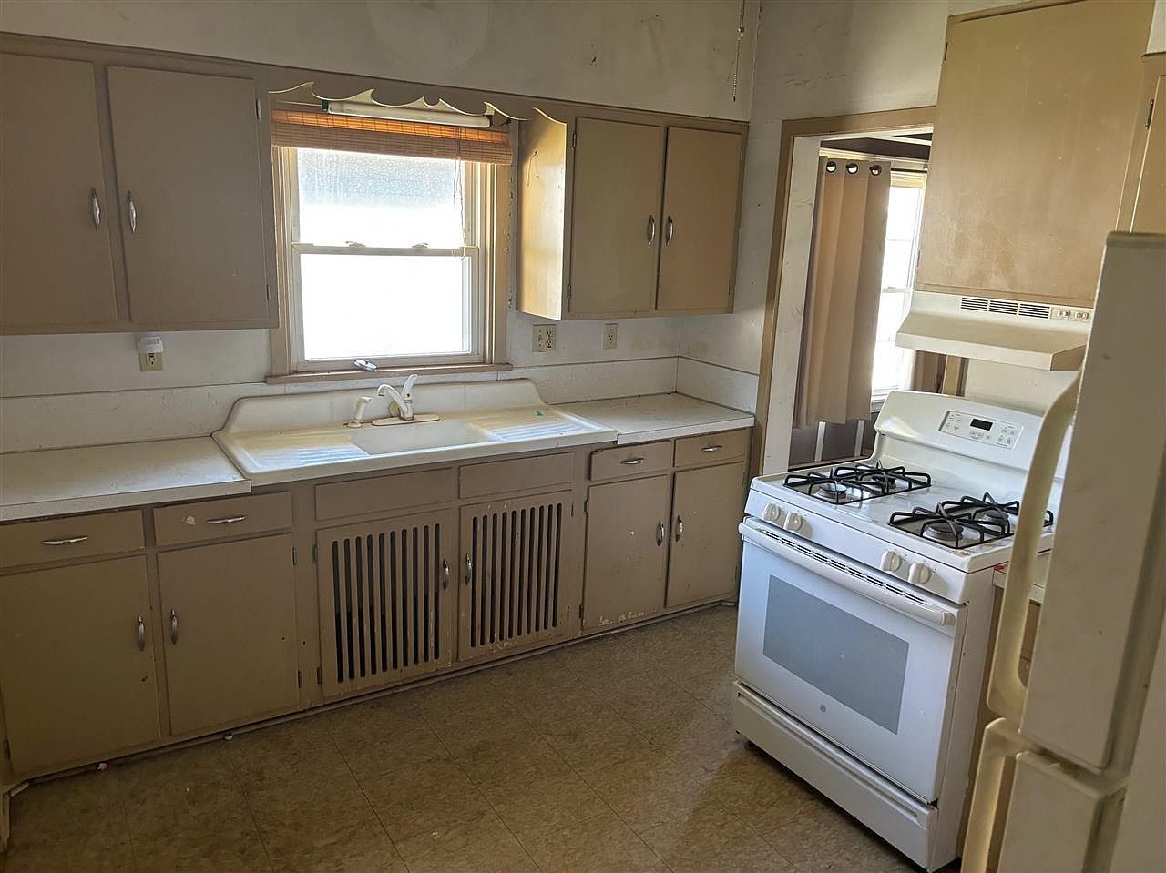 764 14th Ave S Clinton, IA 52732 - Thumbnail 3