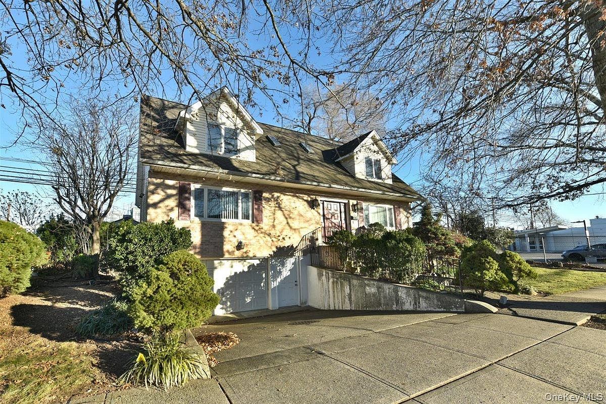 300 Pennsylvania Ave Mineola, NY 11501 - Thumbnail 3