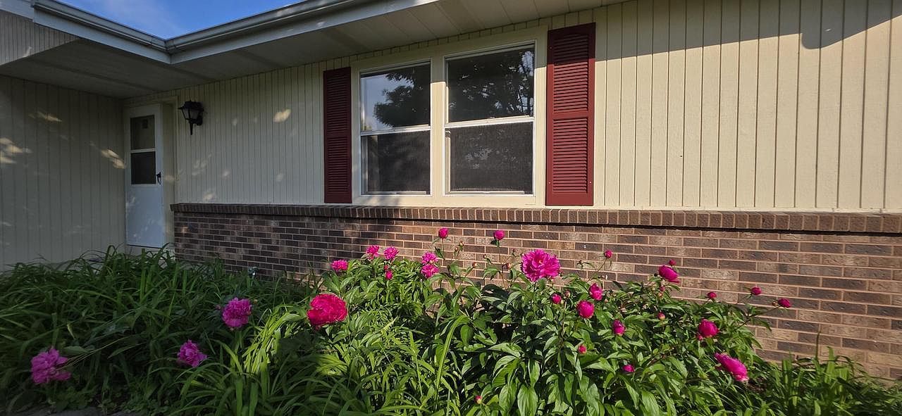 1925 Hilltop Dr West Bend, WI 53095 - Thumbnail 3