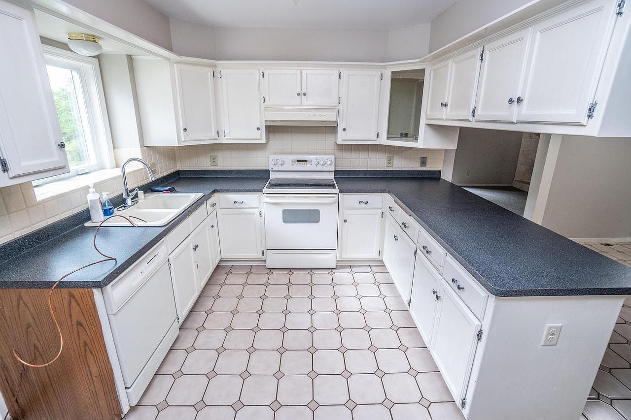 W179N9765 Riversbend Cir W Germantown, WI 53022 - Thumbnail 3