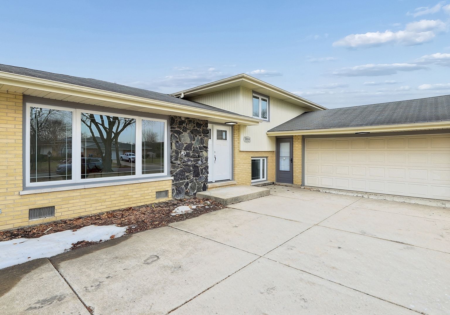 7314 Summit Rd Darien, IL 60561 - Thumbnail 3