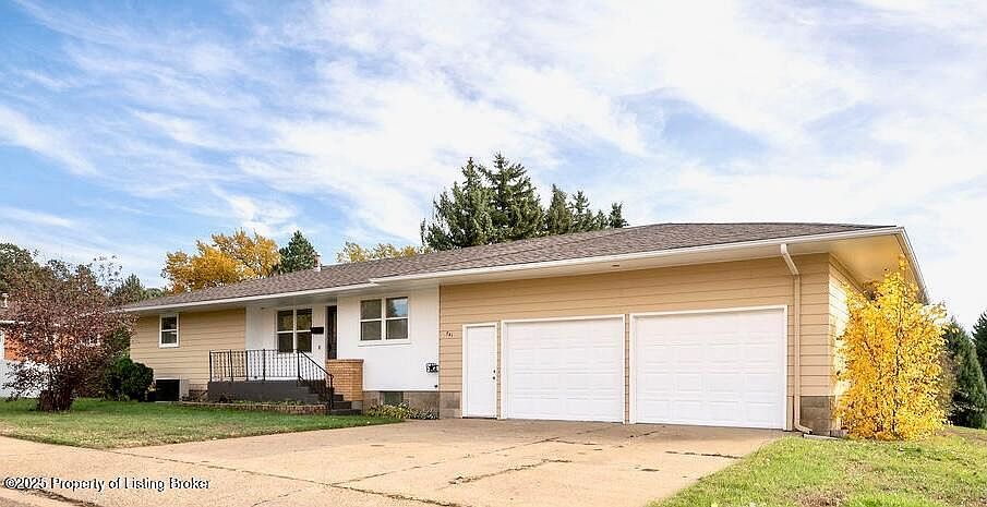 741 Empire Rd Dickinson, ND 58601 - Thumbnail 3