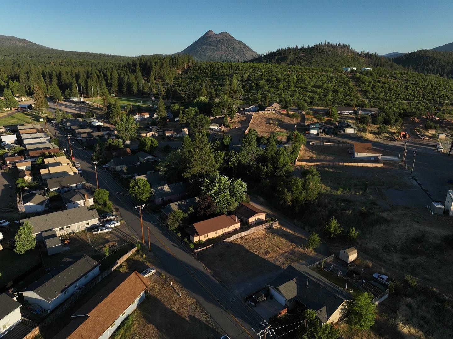 563 Shasta Ave Weed, CA 96094 - Thumbnail 3