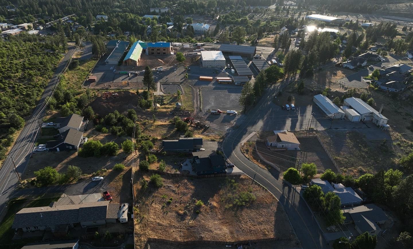 891 S Davis Ave Weed, CA 96094 - Thumbnail 3