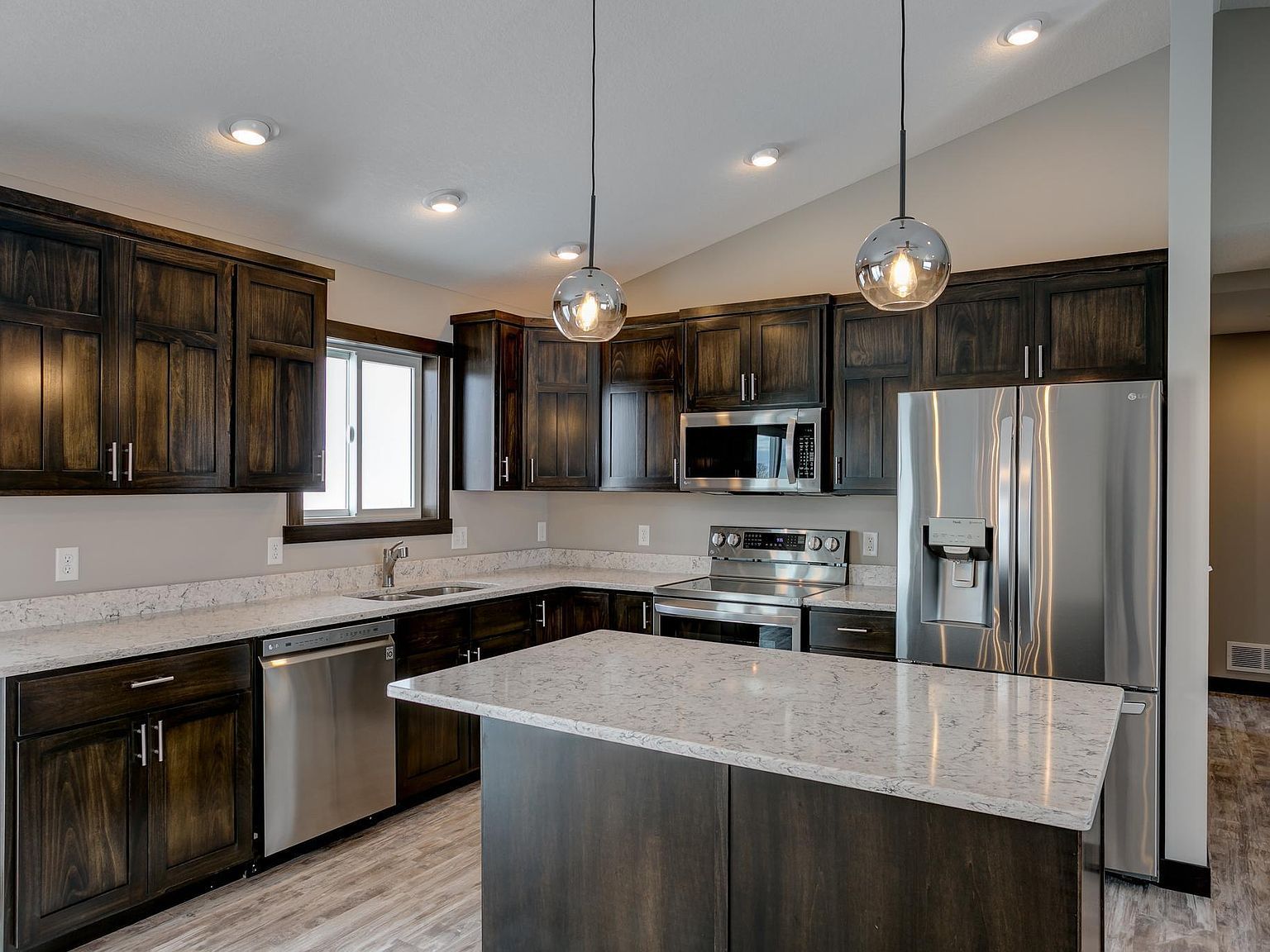 492 Coyote Way New Richmond, WI 54017 - Thumbnail 3