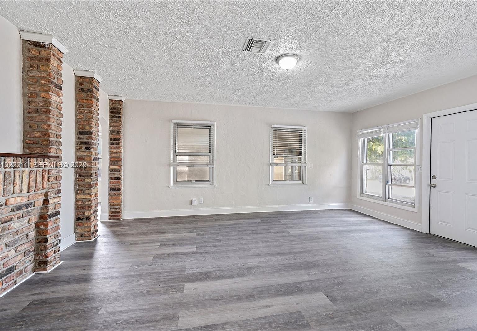 810 Ridgewood Dr West Palm Beach, FL 33405 - Thumbnail 3