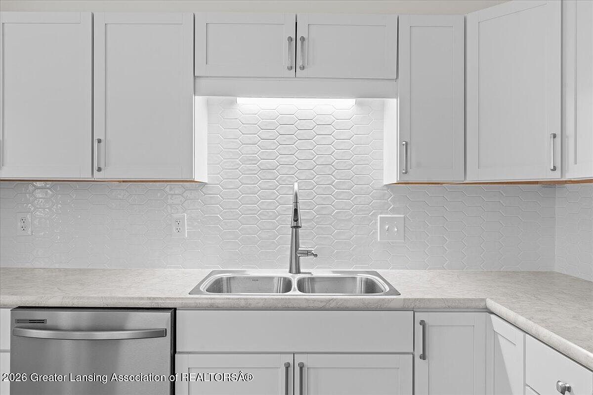 2011 E Provincial House Dr Lansing, MI 48910 - Thumbnail 3