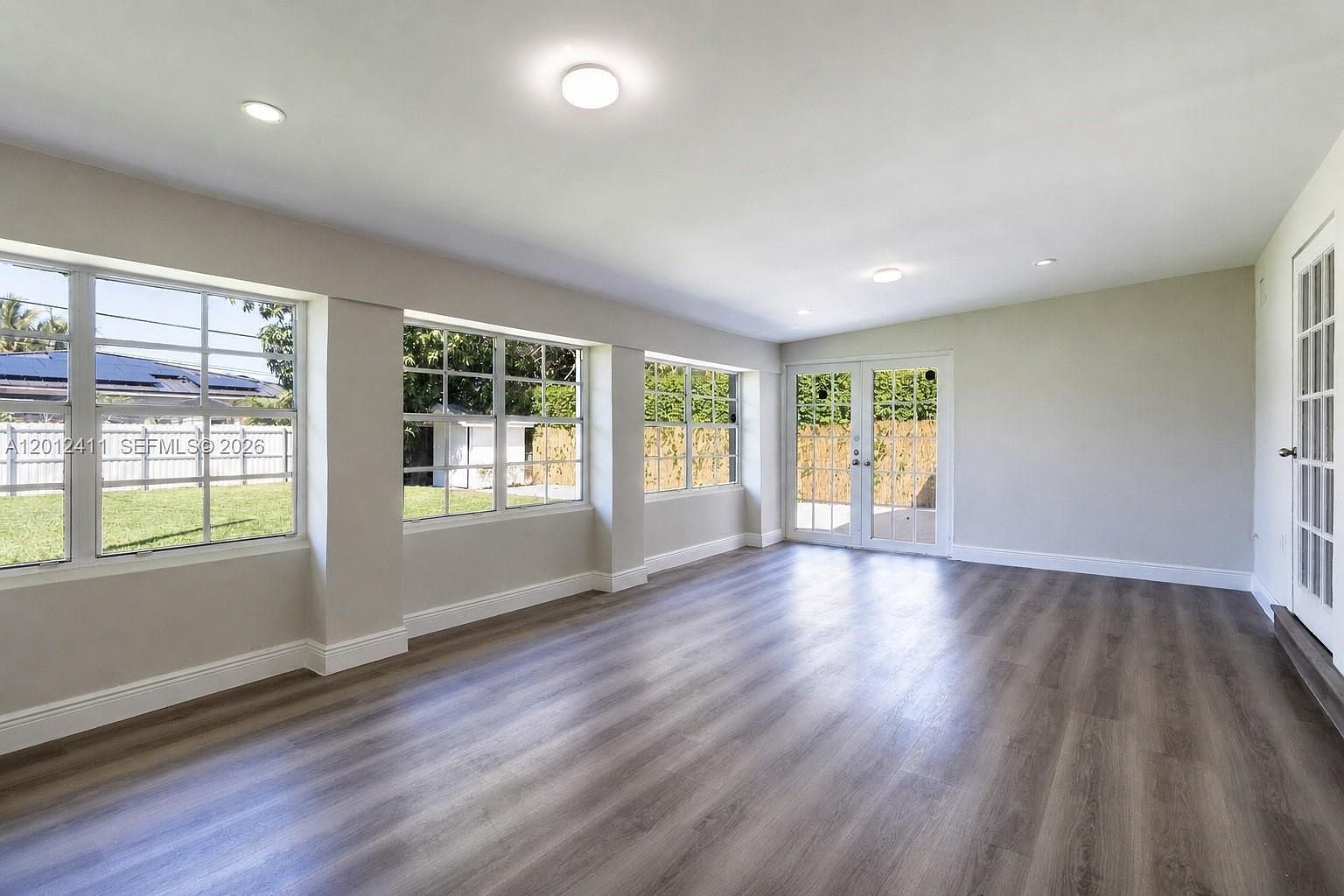 395 W 39th Pl Hialeah, FL 33012 - Thumbnail 3