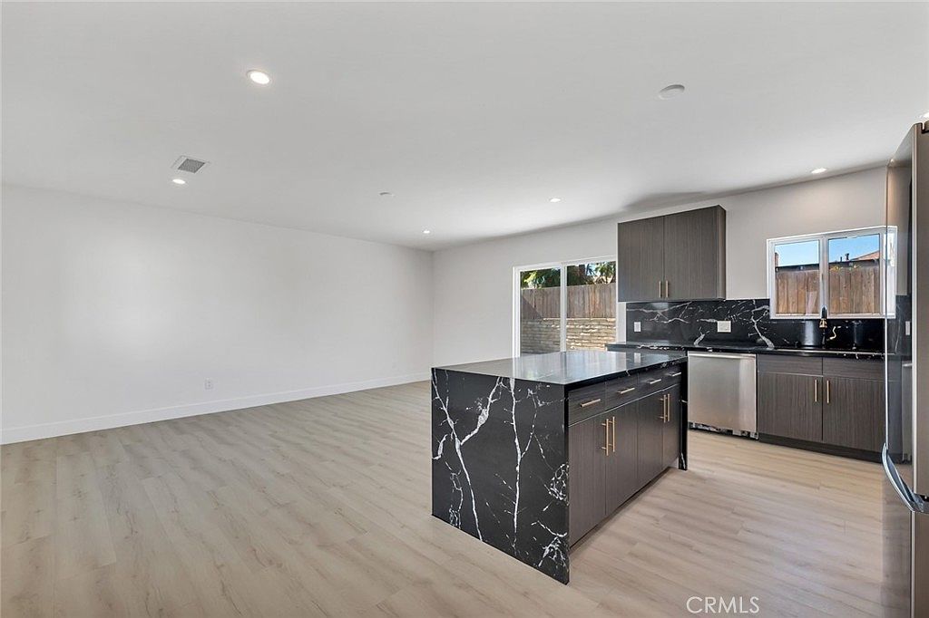 8127 Radford Ave North Hollywood, CA 91605 - Thumbnail 3