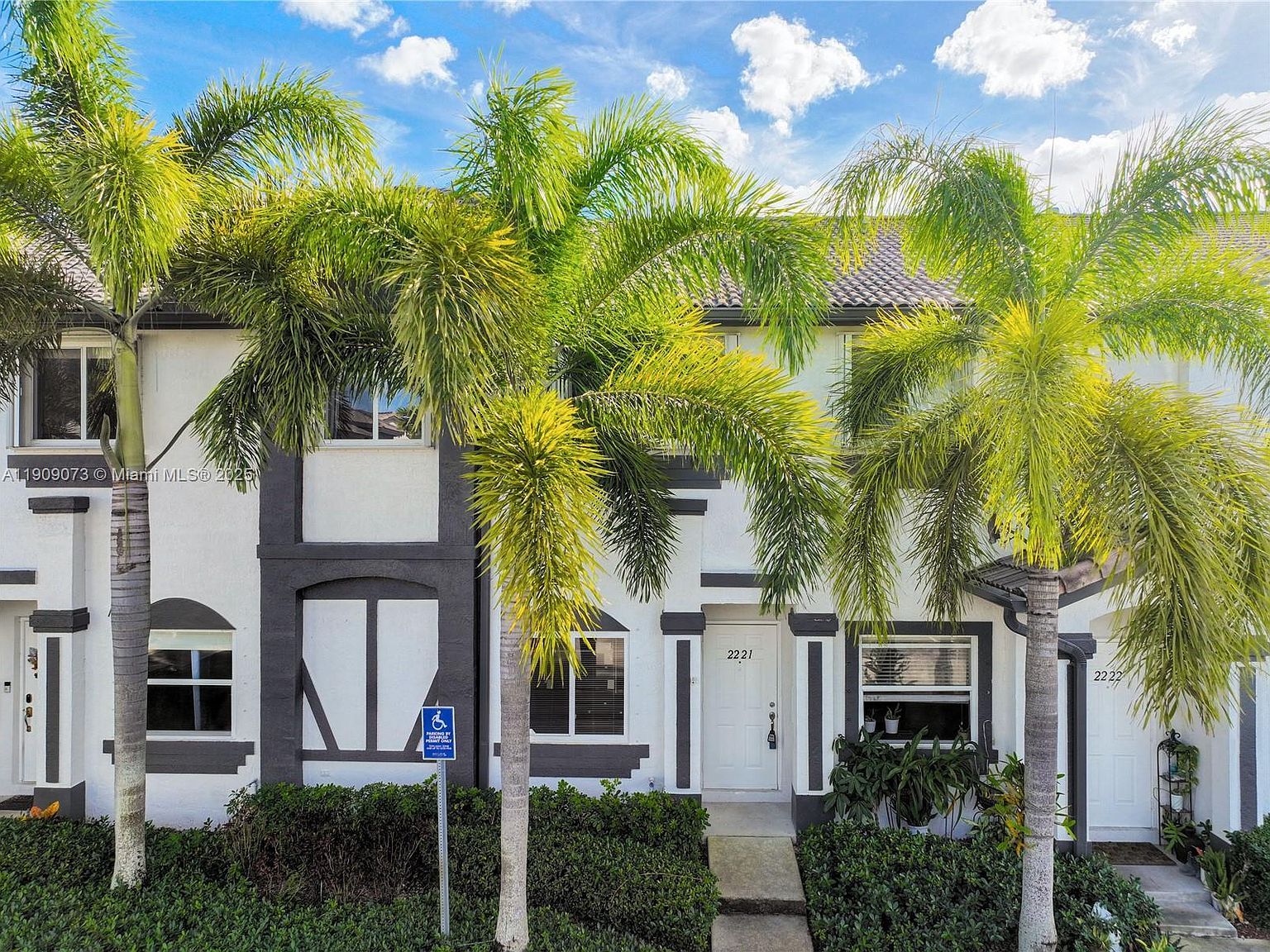 2221 SE 26th Ln Homestead, FL 33035 - Thumbnail 3