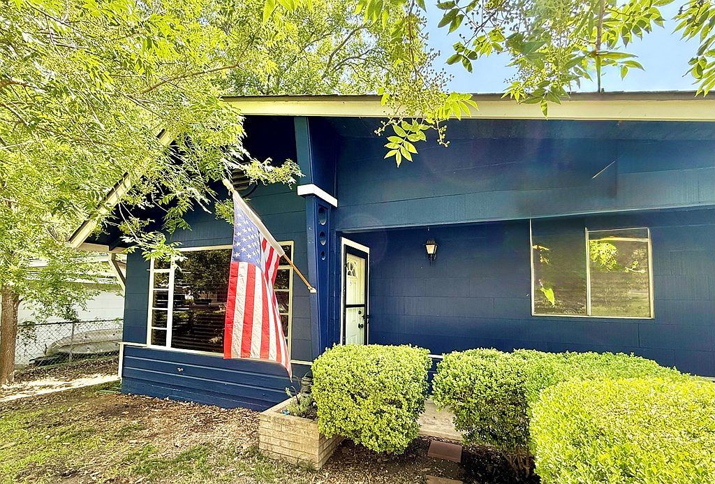 613 Harper St N Kerrville, TX 78028 - Thumbnail 3