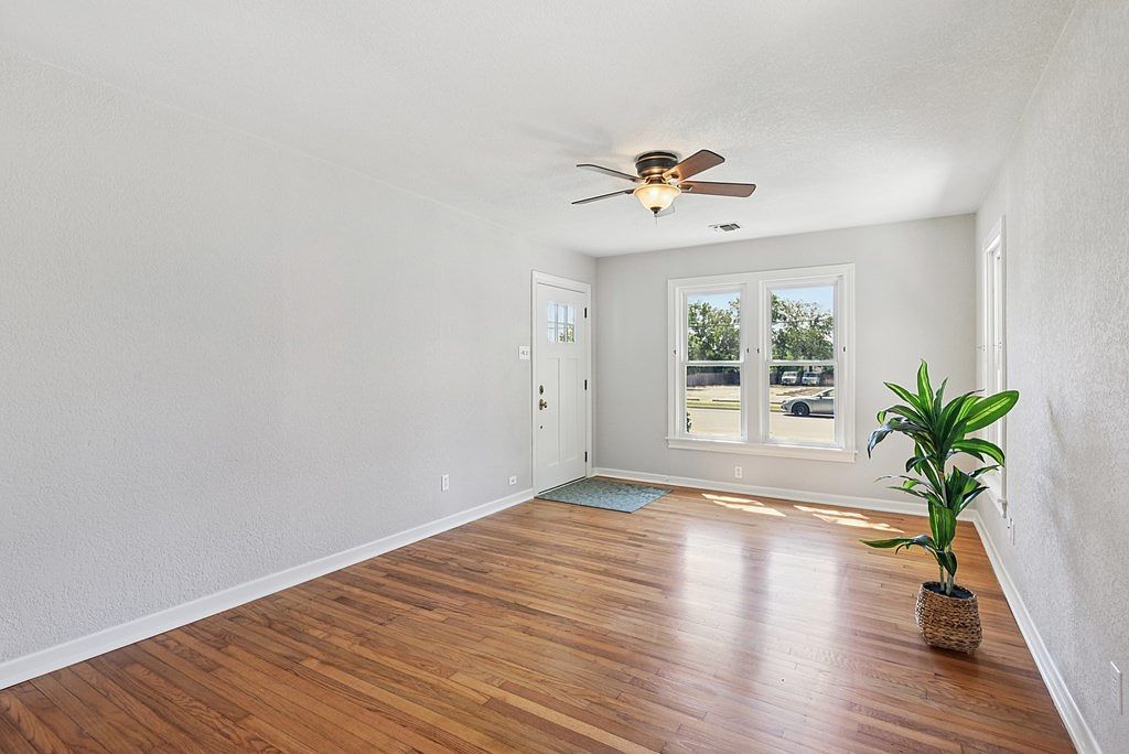 924 Barnett St Kerrville, TX 78028 - Thumbnail 3