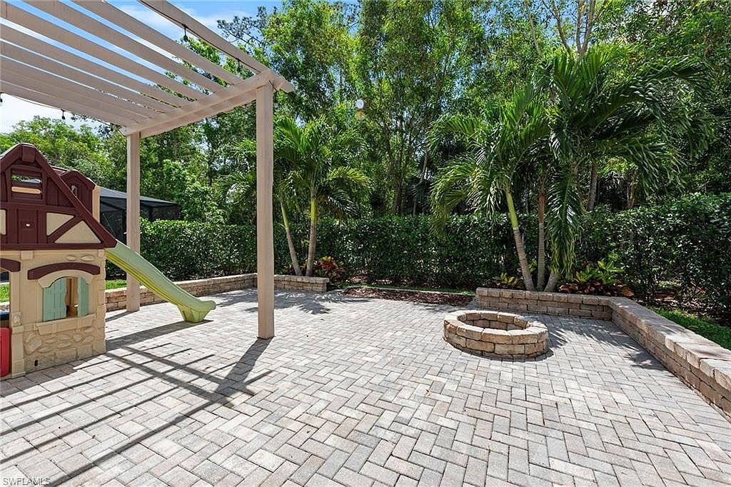 9403 Foxglove Ln Naples, FL 34120 - Thumbnail 3
