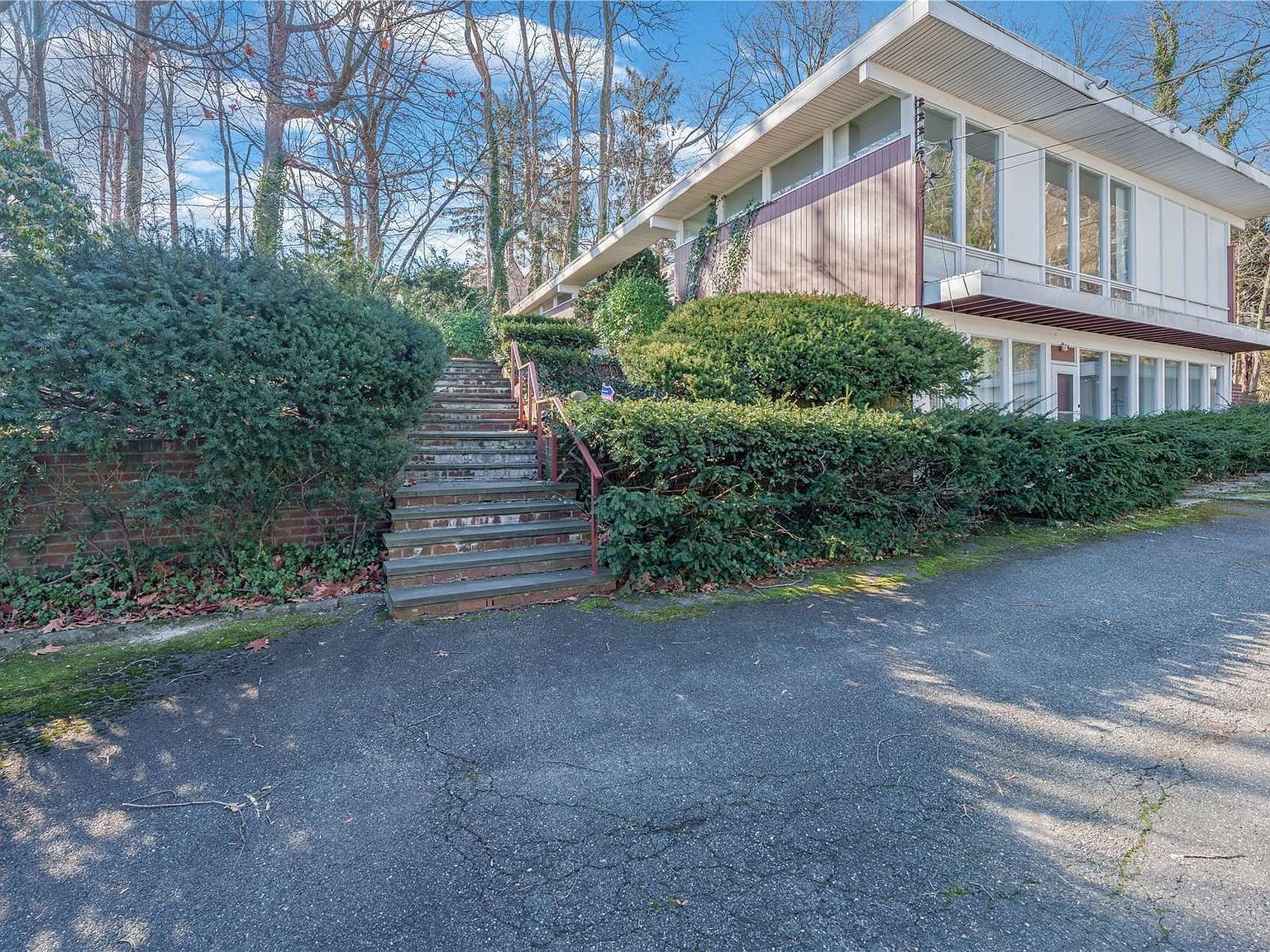 211 E Shore Rd Great Neck, NY 11023 - Thumbnail 3