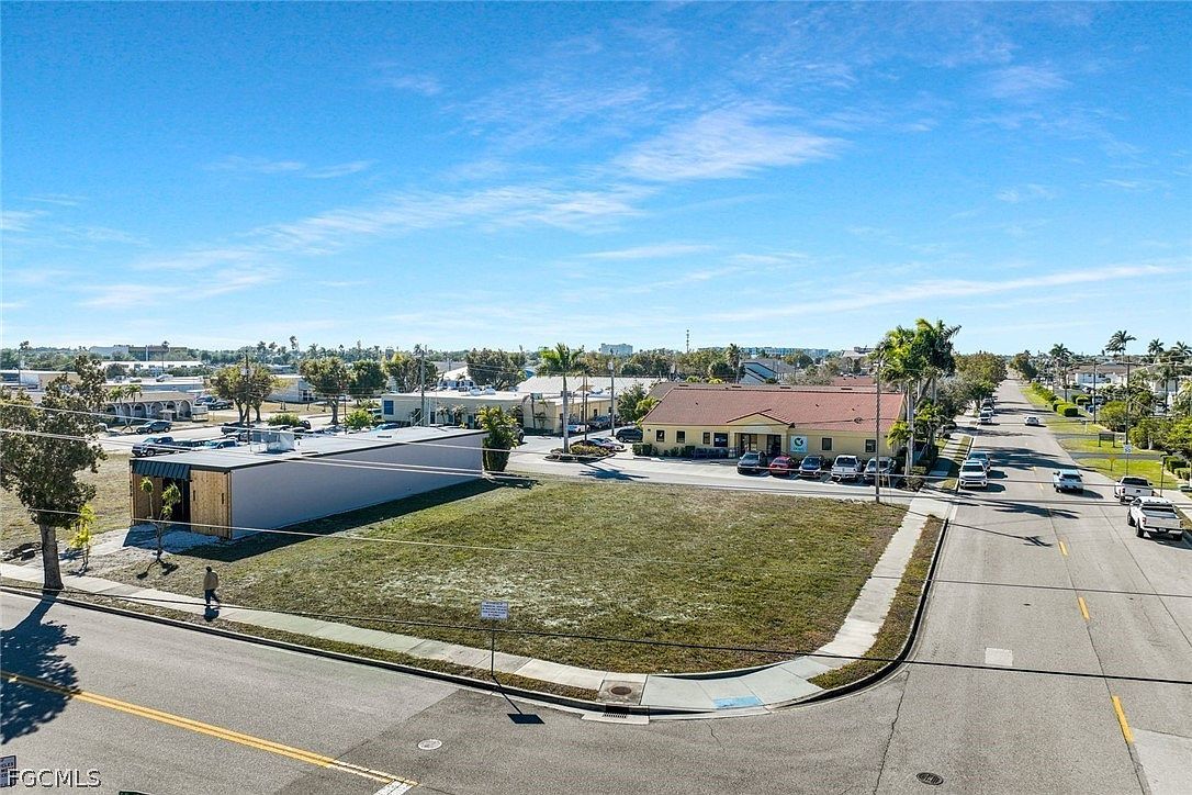 4632 SE 15th Ave Cape Coral, FL 33904 - Thumbnail 3