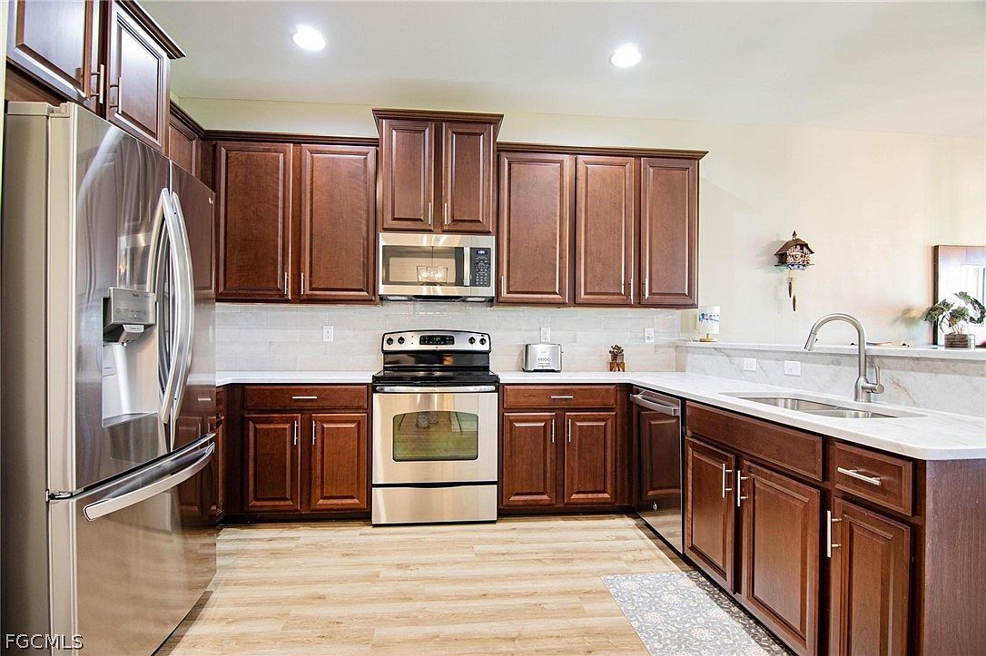 2527 Blackburn Cir Cape Coral, FL 33991 - Thumbnail 3