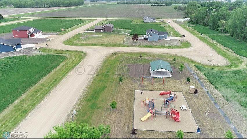 208 Pine Dr Hankinson, ND 58041 - Thumbnail 3