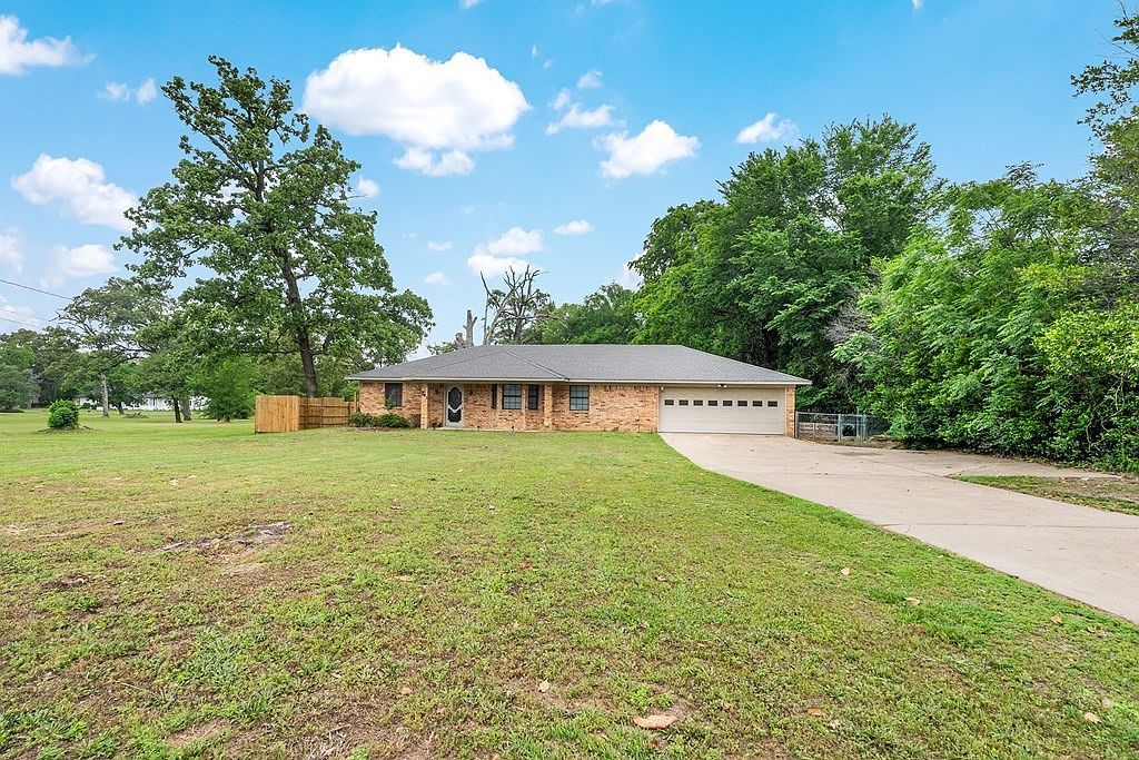 807 E College St Athens, TX 75751 - Thumbnail 3