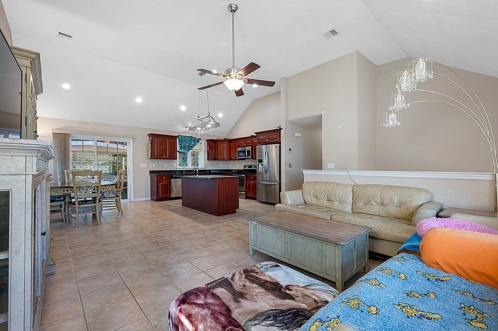 13 Fatima Ln Worcester, MA 01606 - Thumbnail 3