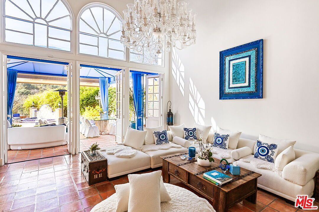 2113 Stoney Hill Rd Los Angeles, CA 90049 - Thumbnail 3