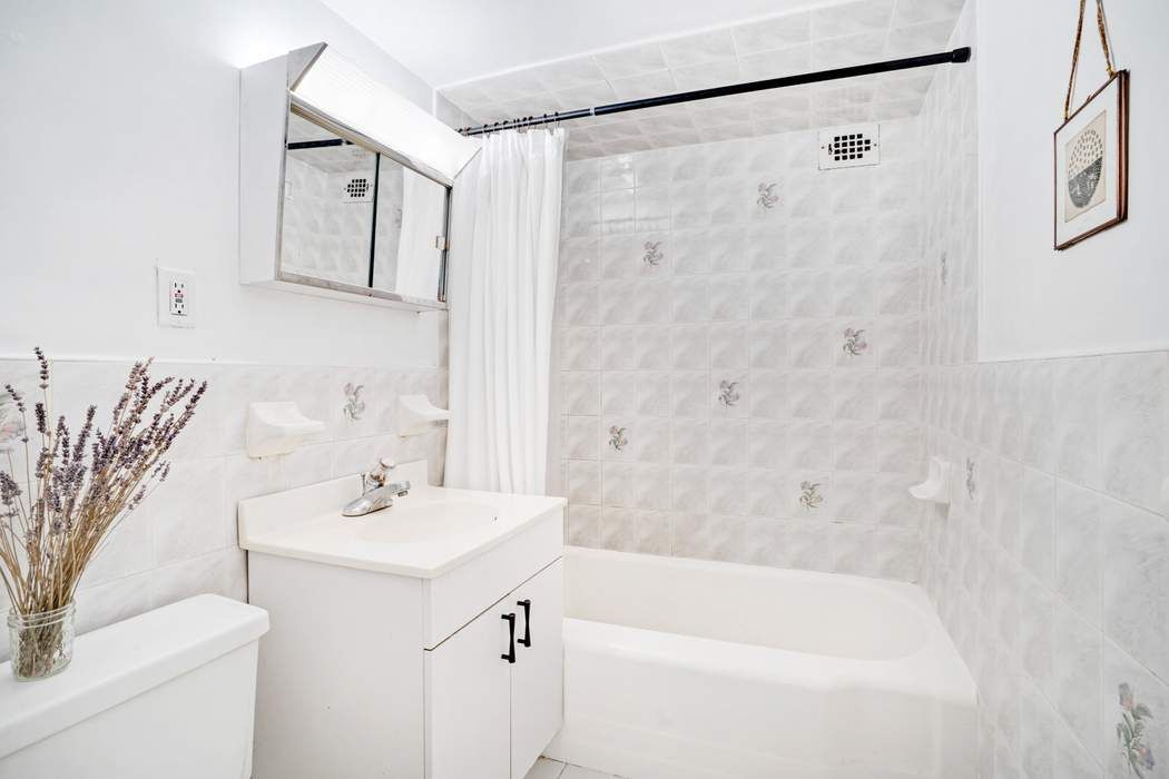 301 East 63rd Street, New York, NY, USA, 10065 - Thumbnail 3