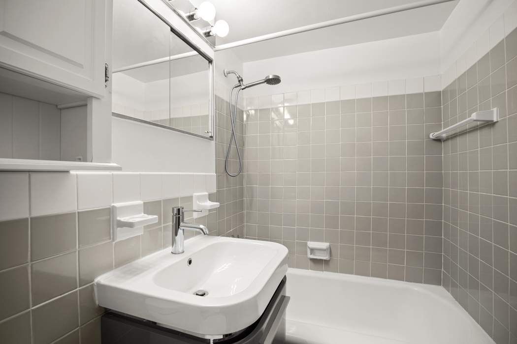 301 East 63rd Street, New York, NY, USA, 10065 - Thumbnail 3