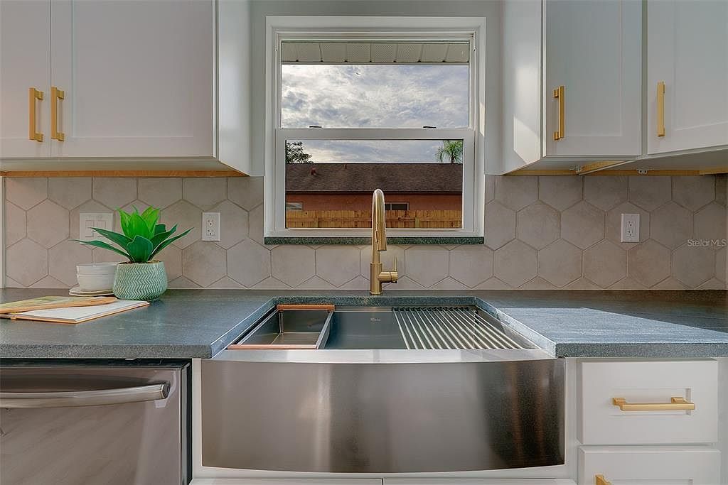 1837 Sourwood Blvd Dunedin, FL 34698 - Thumbnail 3