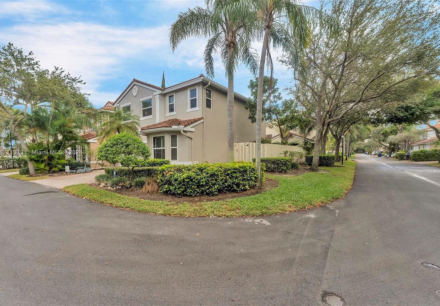 1140 Linden St Hollywood, FL 33019 - Thumbnail 3