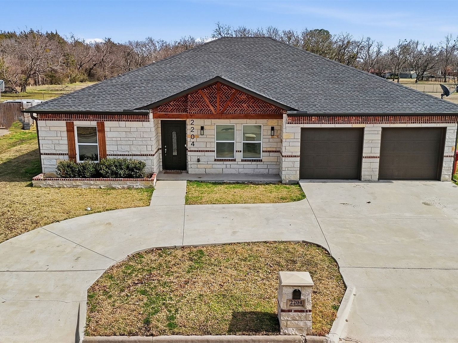 2204 Albert Broadfoot St Bonham, TX 75418 - Thumbnail 3