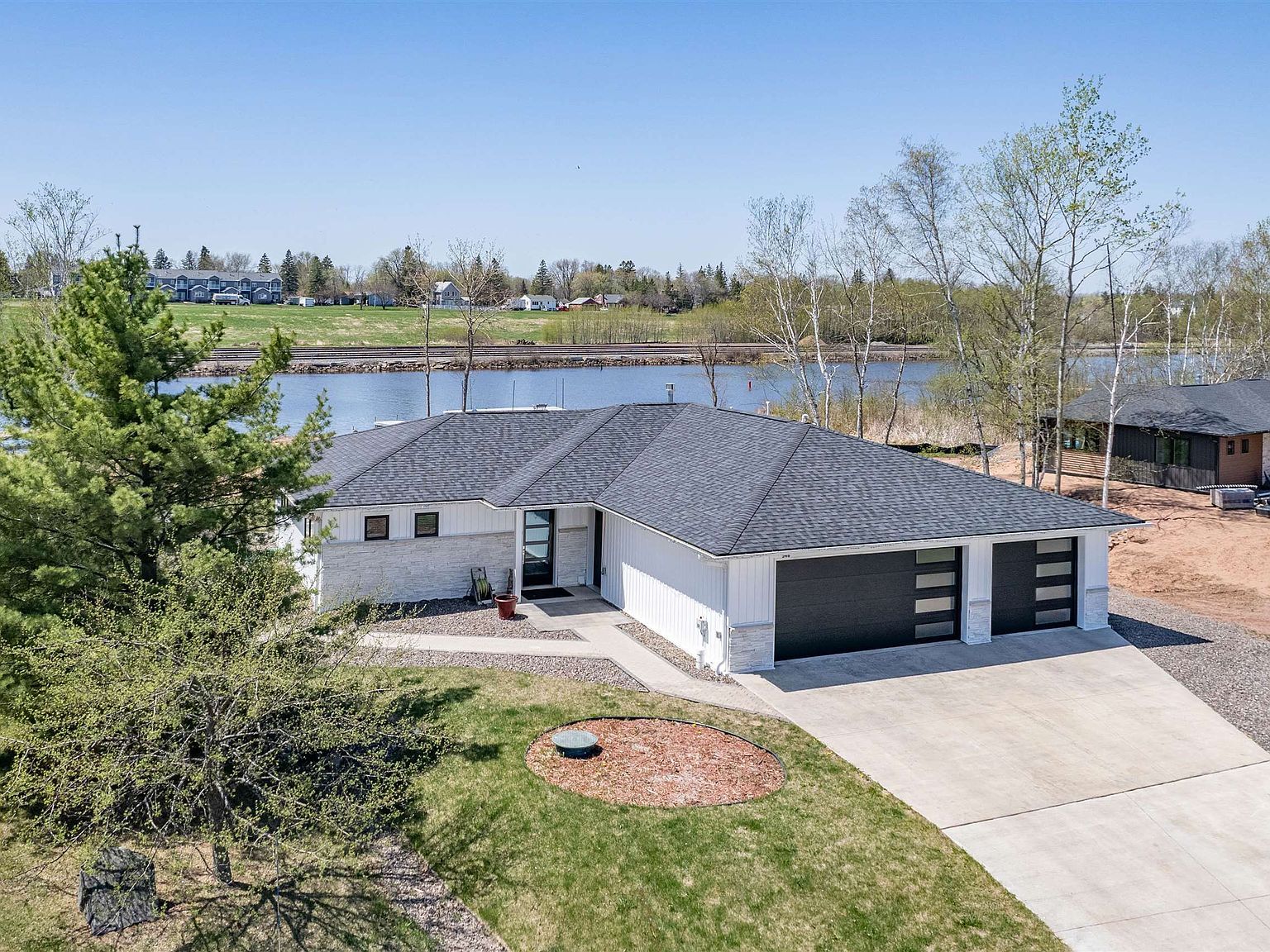 546 Marina Dr Superior, WI 54880 - Thumbnail 3