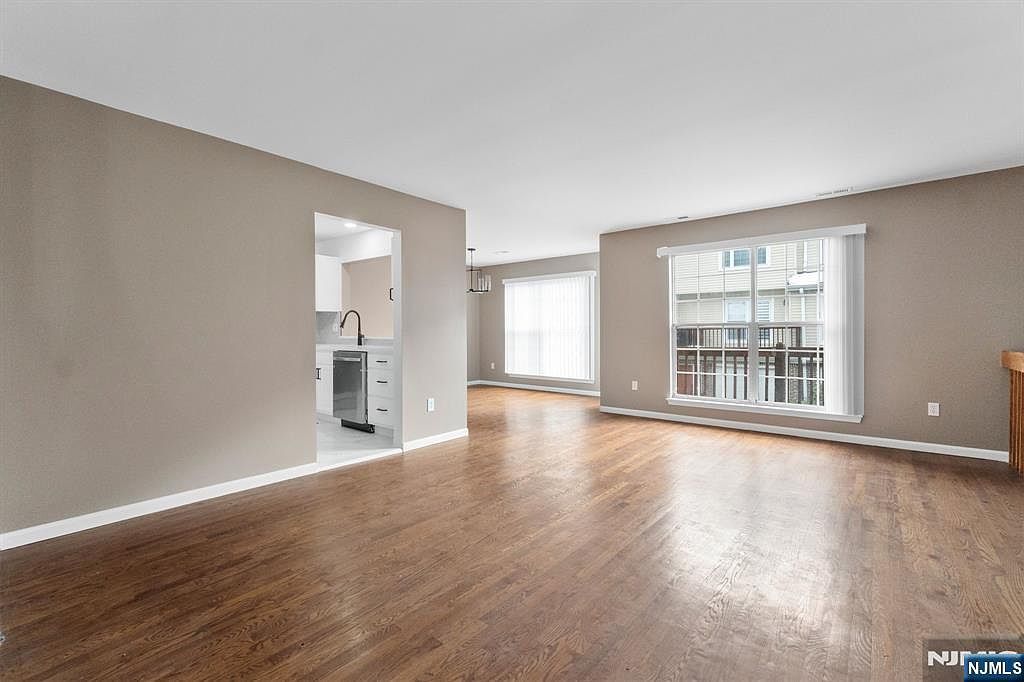 557 Ridge Ln Fort Lee, NJ 07024 - Thumbnail 3