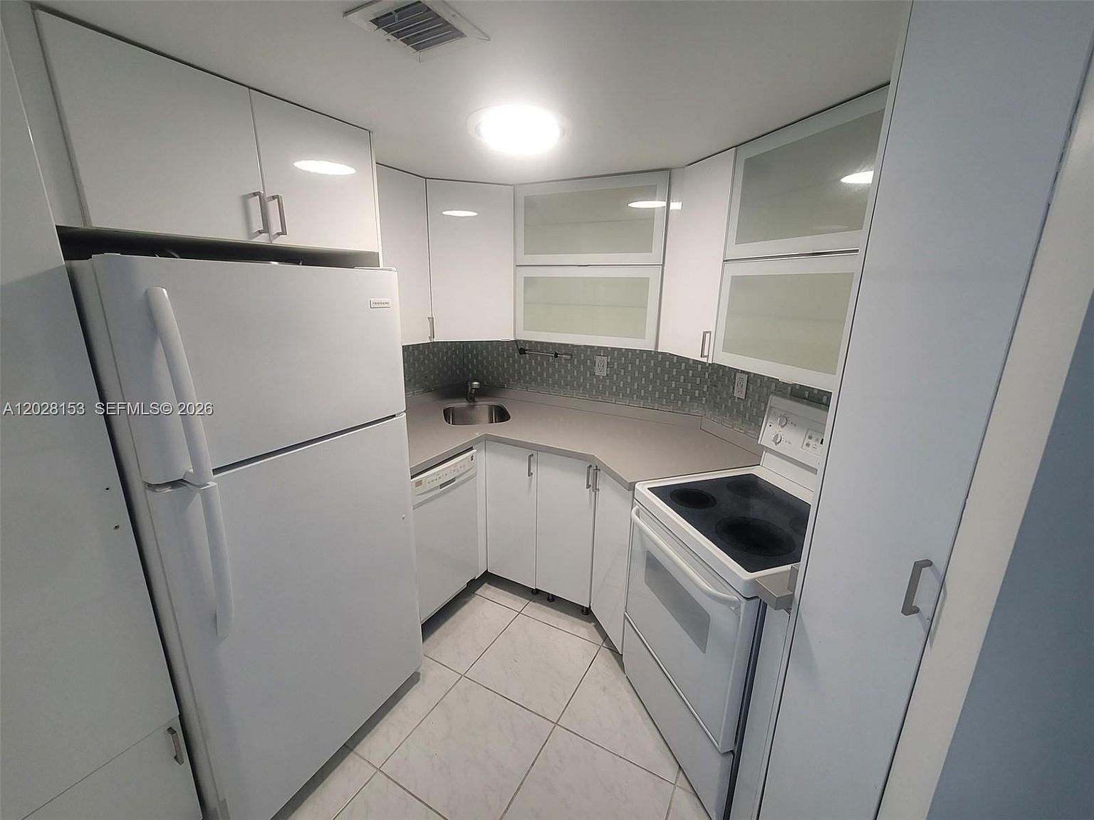 2600 Collins Ave APT 411 Miami Beach, FL 33140 - Thumbnail 3