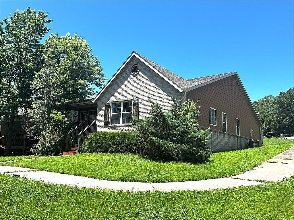 2944 Old Farmington Rd Fayetteville, AR 72704 - Thumbnail 3