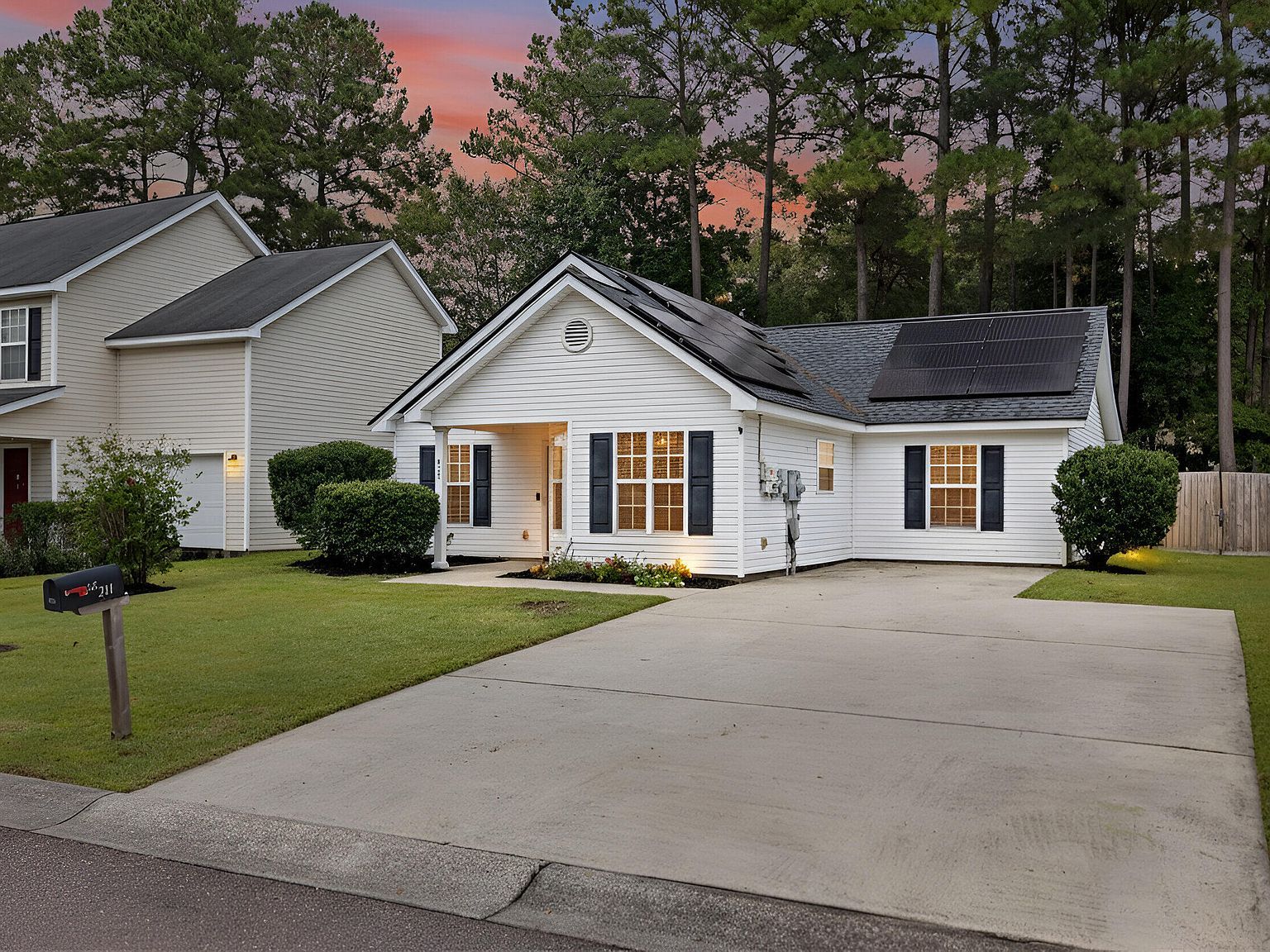 211 Bainsbury Ln Summerville, SC 29483 - Thumbnail 3