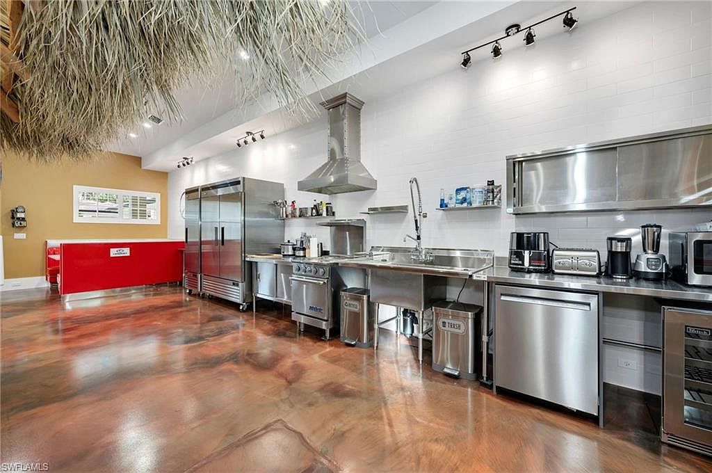 2401 Coach House Ln Naples, FL 34105 - Thumbnail 3