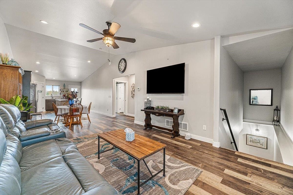 646 Copperfield Dr Rapid City, SD 57703 - Thumbnail 3