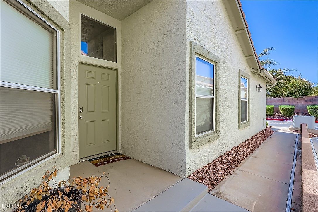 156 Painted Valley St Henderson, NV 89074 - Thumbnail 3