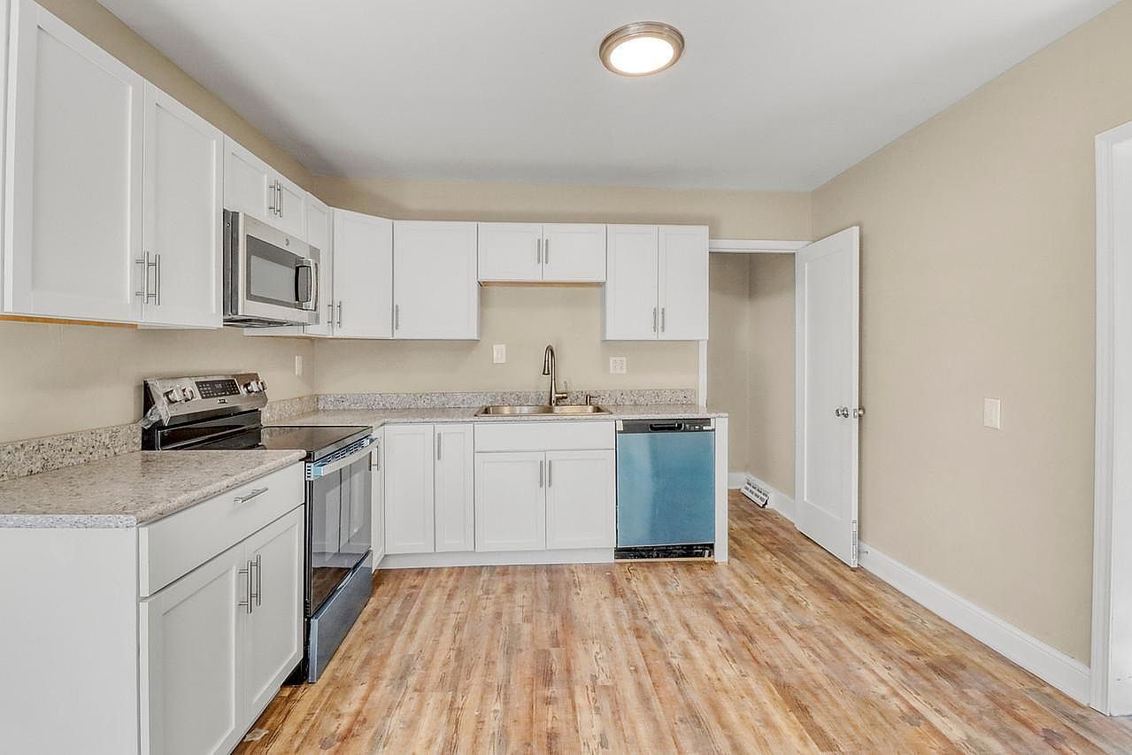 307 10th St N Moorhead, MN 56560 - Thumbnail 3