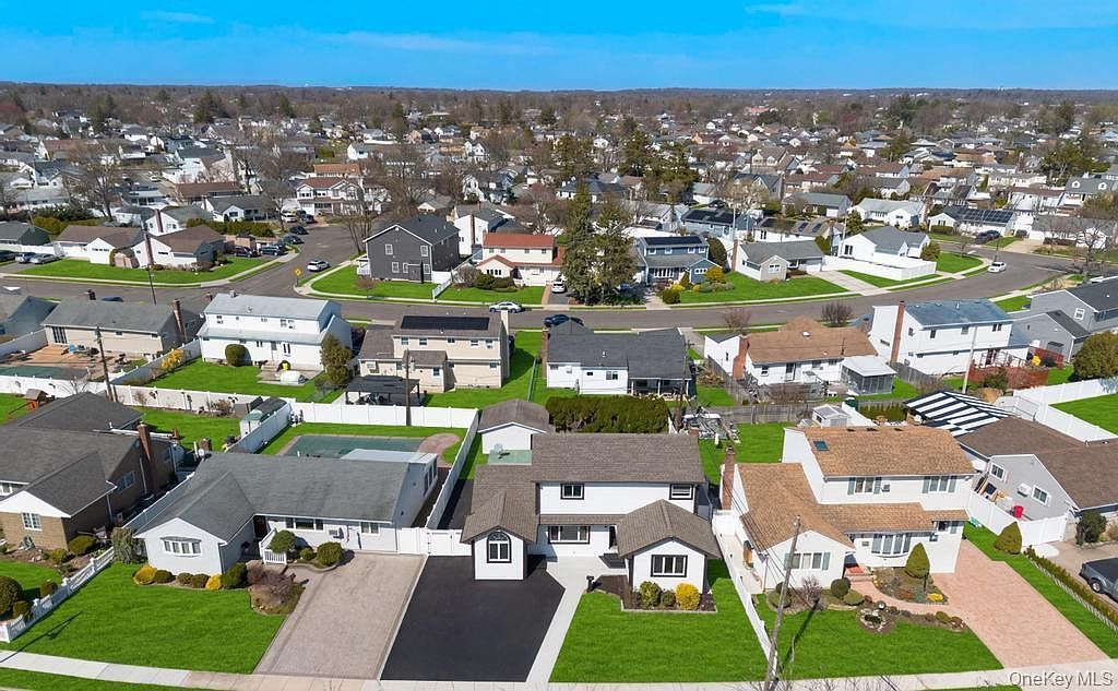 61 Cheshire Rd Bethpage, NY 11714 - Thumbnail 3